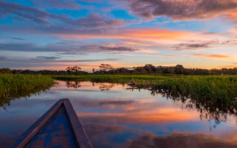 Atardecer sobre paisaje natural