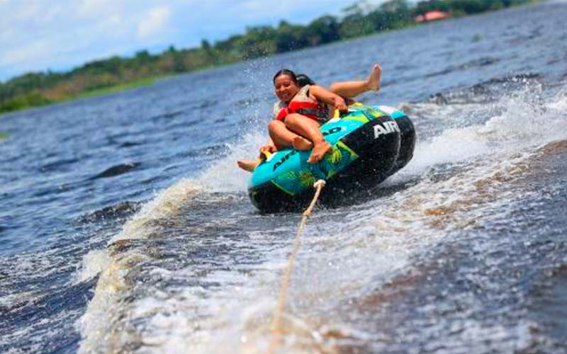 Kayak sobre aguas cristalinas